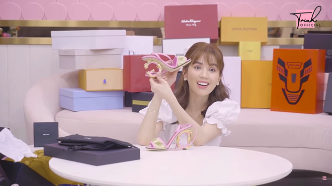 Ngọc Trinh tỏ ra khá hồi hộp, nhưng vẫn quyết tâm đập vỡ heo đất, để lộ rất nhiều tiền bên trong.