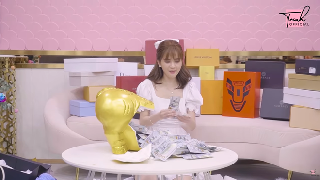 Cụ thể, trong clip người đẹp Ngọc Trinh cho biết: "Phải gần một năm rồi tôi mới lại đập hộp đồ hiệu, lý do vì dịch bệnh nên tôi không được đi nước ngoài mua đồ hiệu. Vì thế, hôm nay tôi gom tất cả những món đồ hiệu tôi đã mua trong đợt nghỉ dịch vừa rồi, cộng thêm một số món đồ hiệu tôi được tặng trong dịp sinh nhật vừa qua."