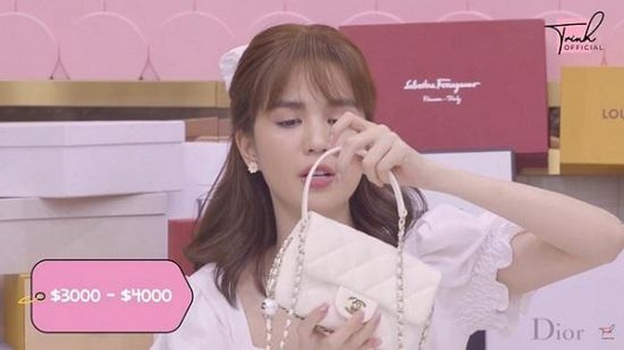 Thậm chí, trong số đồ hiệu Ngọc Trinh đập hộp còn có cả son Dior do chính trợ lý Thúy Kiều tặng.