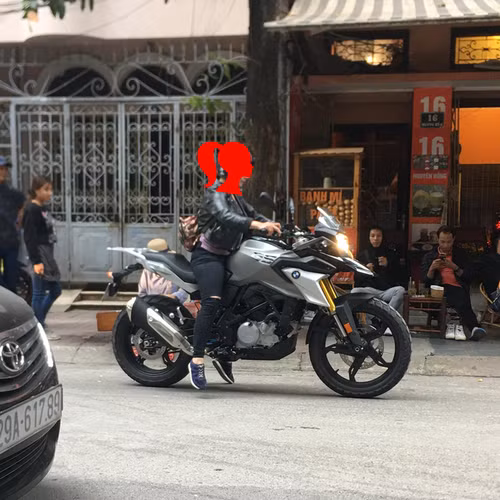 Những khoảnh khắc hội chị em chân ngắn có hạn nhưng đánh đu với những chiếc xe cao như xe ga, xe phân khối lớn... cũng thu hút hàng trăm bình luận hài hước, cùng vô số lượt like share trên một group MXH.