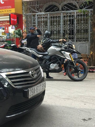 Riêng cái phần yên xe đã cao đến eo cô ấy.