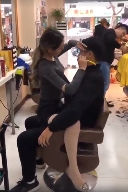 Đặc biệt, hành động "trườn bò" lên người khách hàng nam cũng gây sốc không kém.