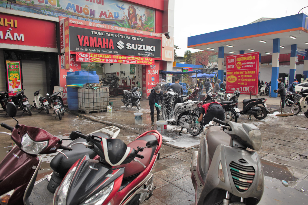 Hàng chục chiếc xe nối đuôi nhau nằm chờ để được rửa xe với giá chỉ bằng 3 cốc trà đá.