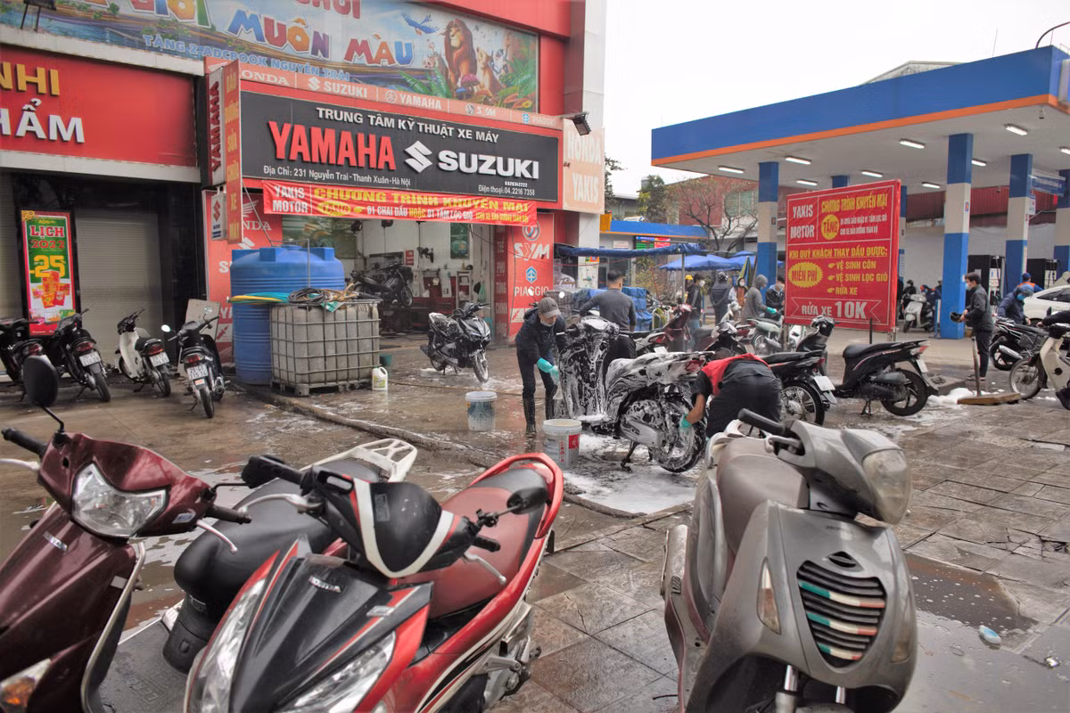 Hàng chục chiếc xe nối đuôi nhau nằm chờ để được rửa xe với giá chỉ bằng 3 cốc trà đá.