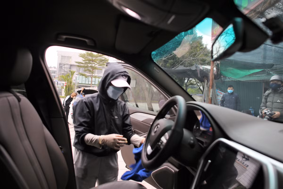 Trong khi đó, ở một số cơ sở rửa xe khác cũng trên phố Dương Đình Nghệ, giá rửa xe đã tăng lên gấp đôi tức khoảng 250.000 đồng - 300.000 đồng/ xe bao gồm cả rửa và dọn vệ sinh tổng thể.