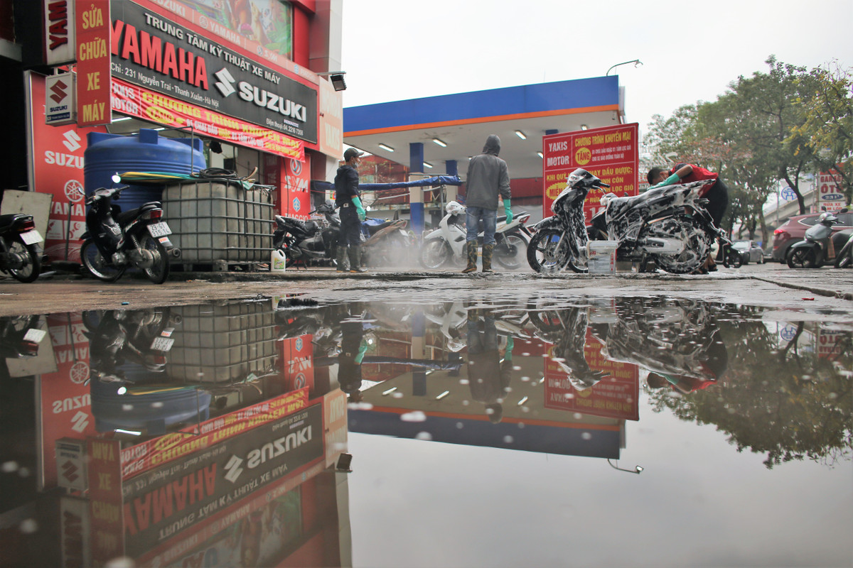 Dù vậy nhưng giá rửa xe 10K trên của cửa hàng sữa chữa xe trên đường Nguyễn Trãi vẫn thu hút được lượng lớn khách hàng tím đến.