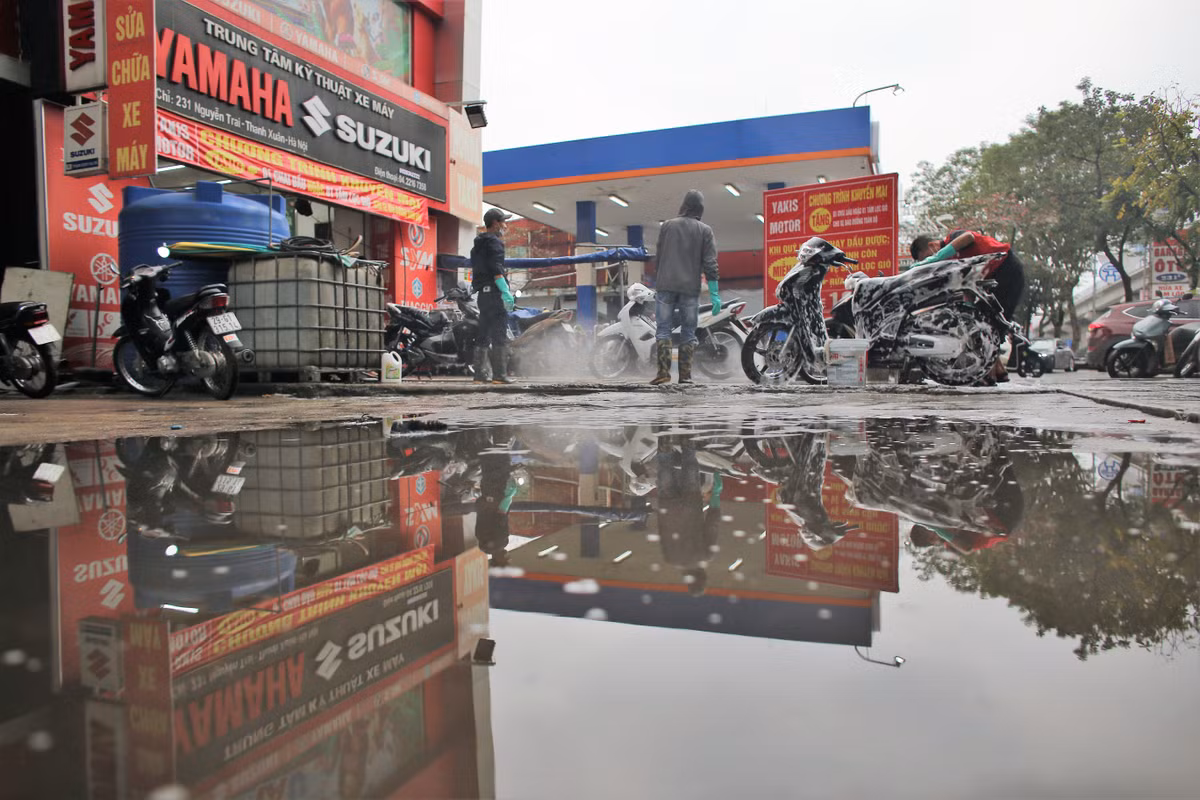 Dù vậy nhưng giá rửa xe 10K trên của cửa hàng sữa chữa xe trên đường Nguyễn Trãi vẫn thu hút được lượng lớn khách hàng tím đến.