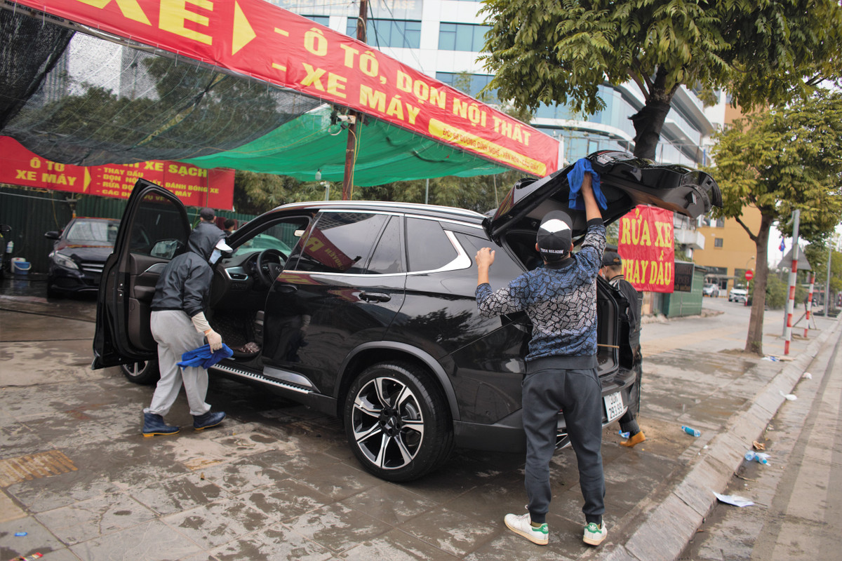 Theo chia sẻ của chủ cửa hàng rửa xe trên, mỗi ngày chị cùng 5 nhân viên rửa khoảng 40 - 50 chiếc xe.