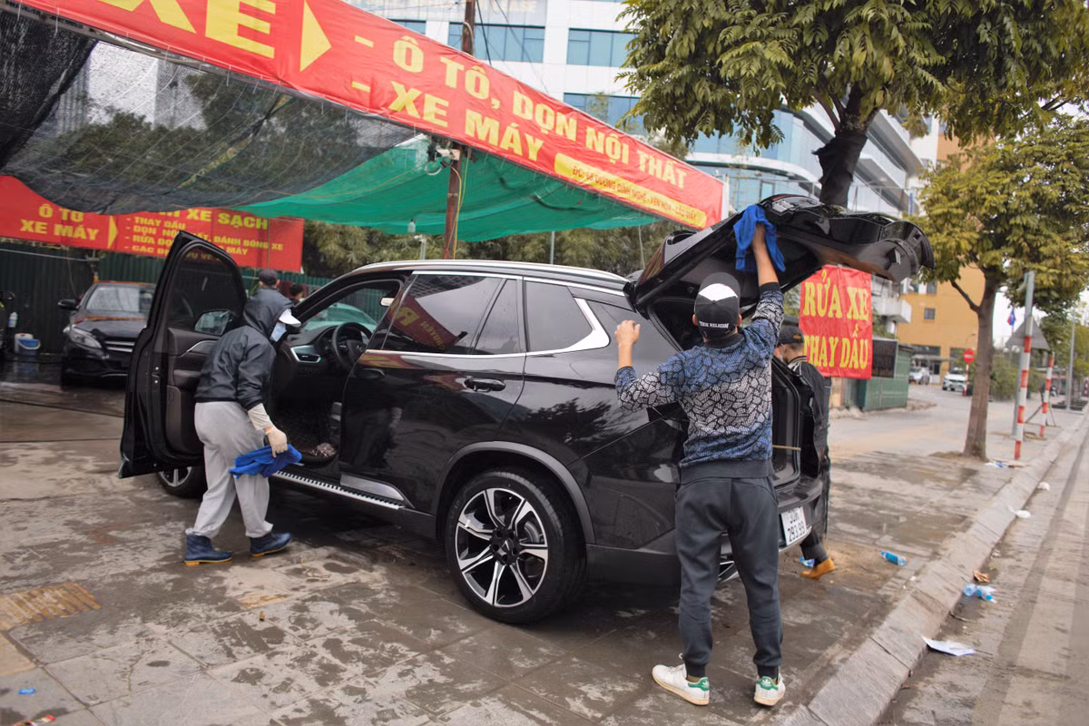 Theo chia sẻ của chủ cửa hàng rửa xe trên, mỗi ngày chị cùng 5 nhân viên rửa khoảng 40 - 50 chiếc xe.