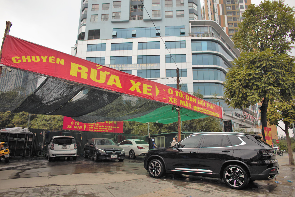 Ngoài xe máy, giá rửa xe ô tô cũng được nhiều người quan tâm.