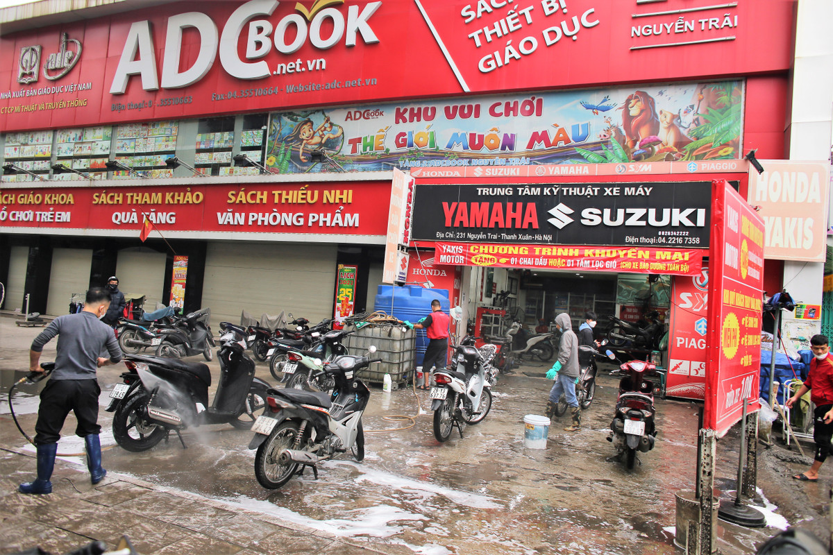 Tấm biến độc đáo của cơ sở rửa xe trên đã thu hút vô vàn những người đi xe máy tới rửa.