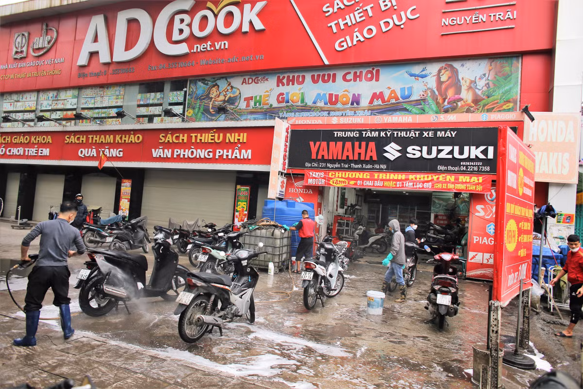 Tấm biến độc đáo của cơ sở rửa xe trên đã thu hút vô vàn những người đi xe máy tới rửa.