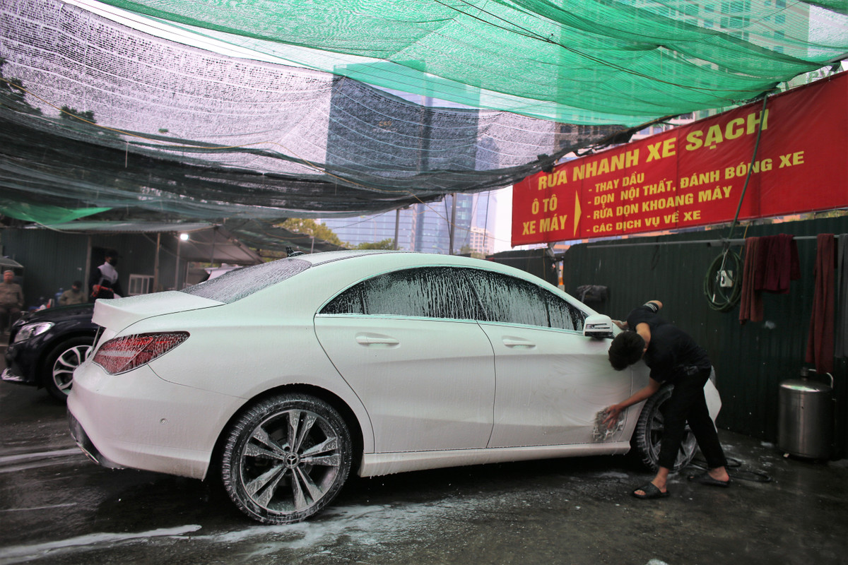 Theo chia sẻ của chủ hàng rửa xe trên đường Dương Đình Nghệ - Yên Hòa - Cầu Giấy - Hà Nội, giá rửa xe năm nay tăng nhẹ. Ngày thường giá cả dọn vệ sinh chỉ 150.000 đồng nhưng ngày cận Tết là 200.000 đồng.