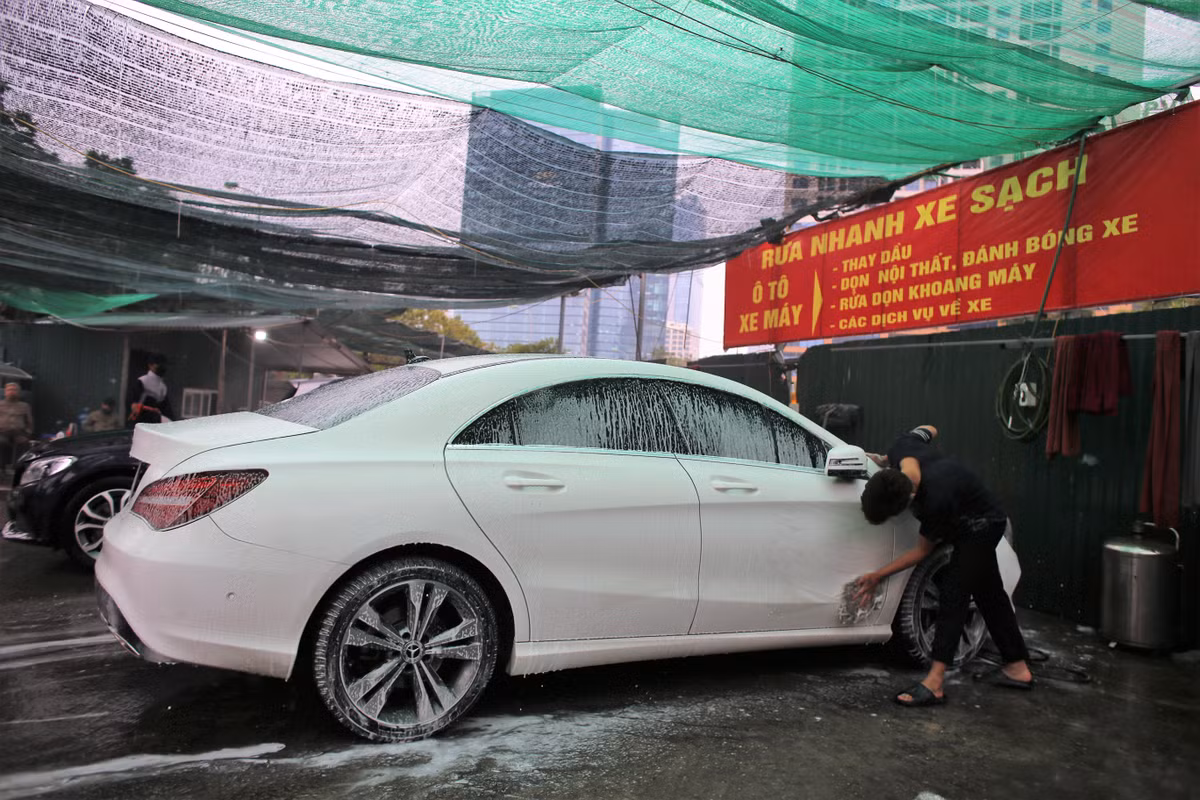 Theo chia sẻ của chủ hàng rửa xe trên đường Dương Đình Nghệ - Yên Hòa - Cầu Giấy - Hà Nội, giá rửa xe năm nay tăng nhẹ. Ngày thường giá cả dọn vệ sinh chỉ 150.000 đồng nhưng ngày cận Tết là 200.000 đồng.