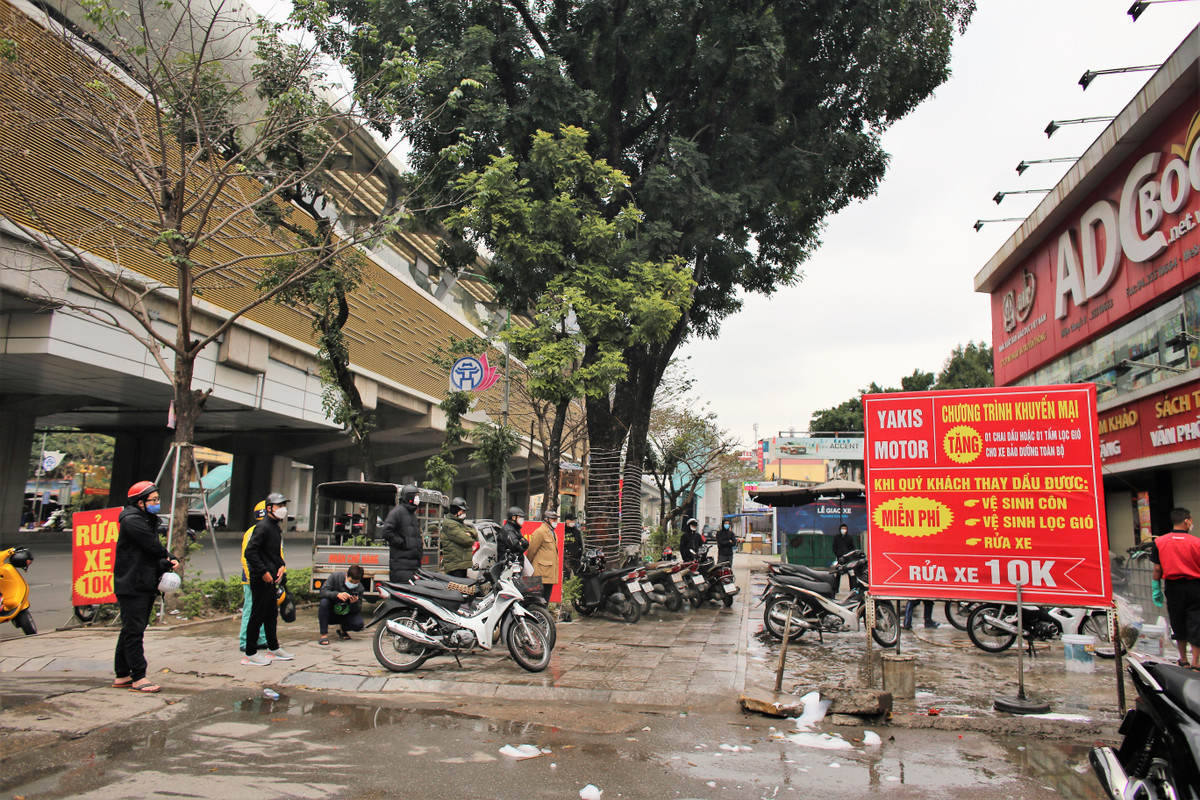 Rua xe Tet gia 10K, khach xep hang chu lam khong ngoi tay