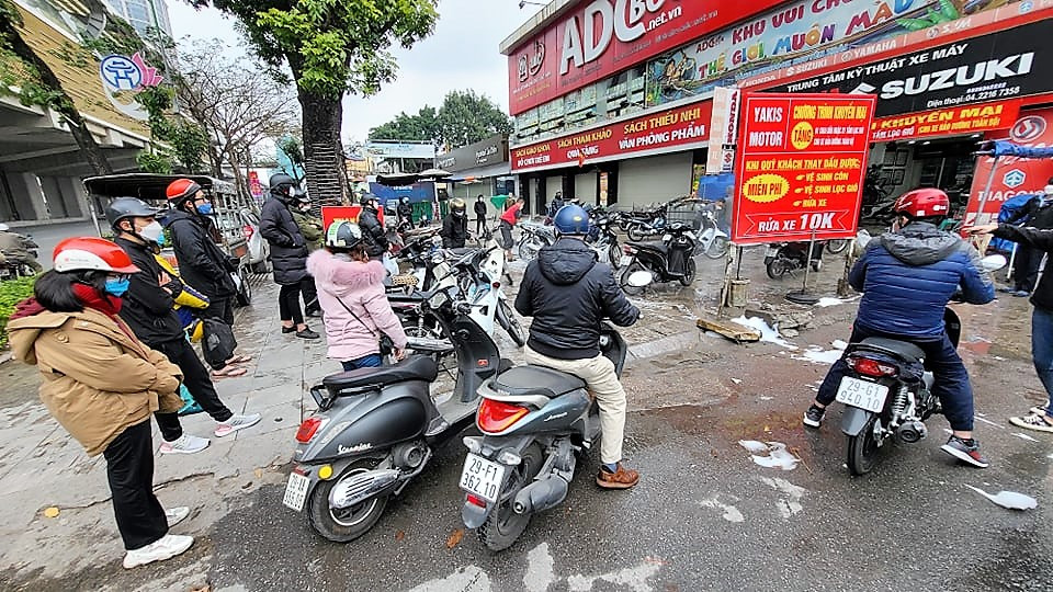 Tuy nhiên, theo tìm hiểu thực tế của PV, khách hàng chỉ được cửa hàng rửa xe với giá 10K trên khi sử dụng dịch vụ "combo" gồm thay dầu.