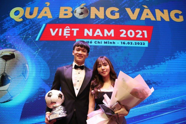 Gia Hân và Hoàng Đức dính tin đồn hẹn hò vào năm 2019 khi cô nàng thường xuyên chia sẻ hình ảnh đến sân cổ vũ bạn trai thi đấu. Hai người chính thức công khai mối quan hệ vào sinh nhật năm 2020 của người đẹp sinh năm 1997.