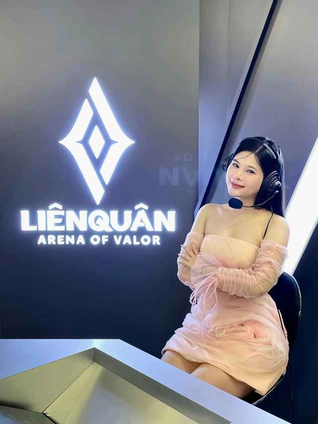 Hồi tháng 9 năm 2023, nữ MC Kim Ngân rơi vào lùm xùm bị tố "sống lỗi", buông lời bốc đồng về tuyển thủ SGP "trong lúc thiếu kiểm soát".