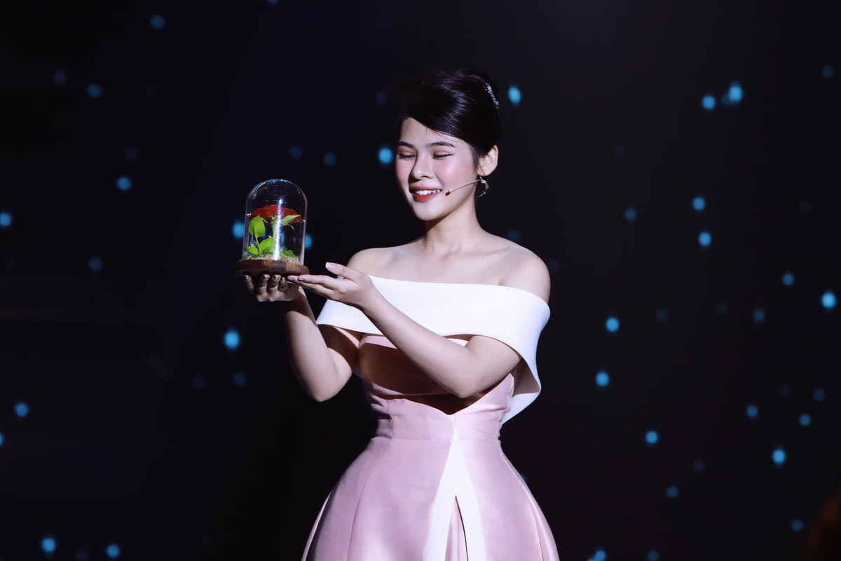 Trước khi trở thành MC game Liên Quân Mobile, Kim Ngân từng tham gia nhiều cuộc thi về tìm kiếm tài năng MC.