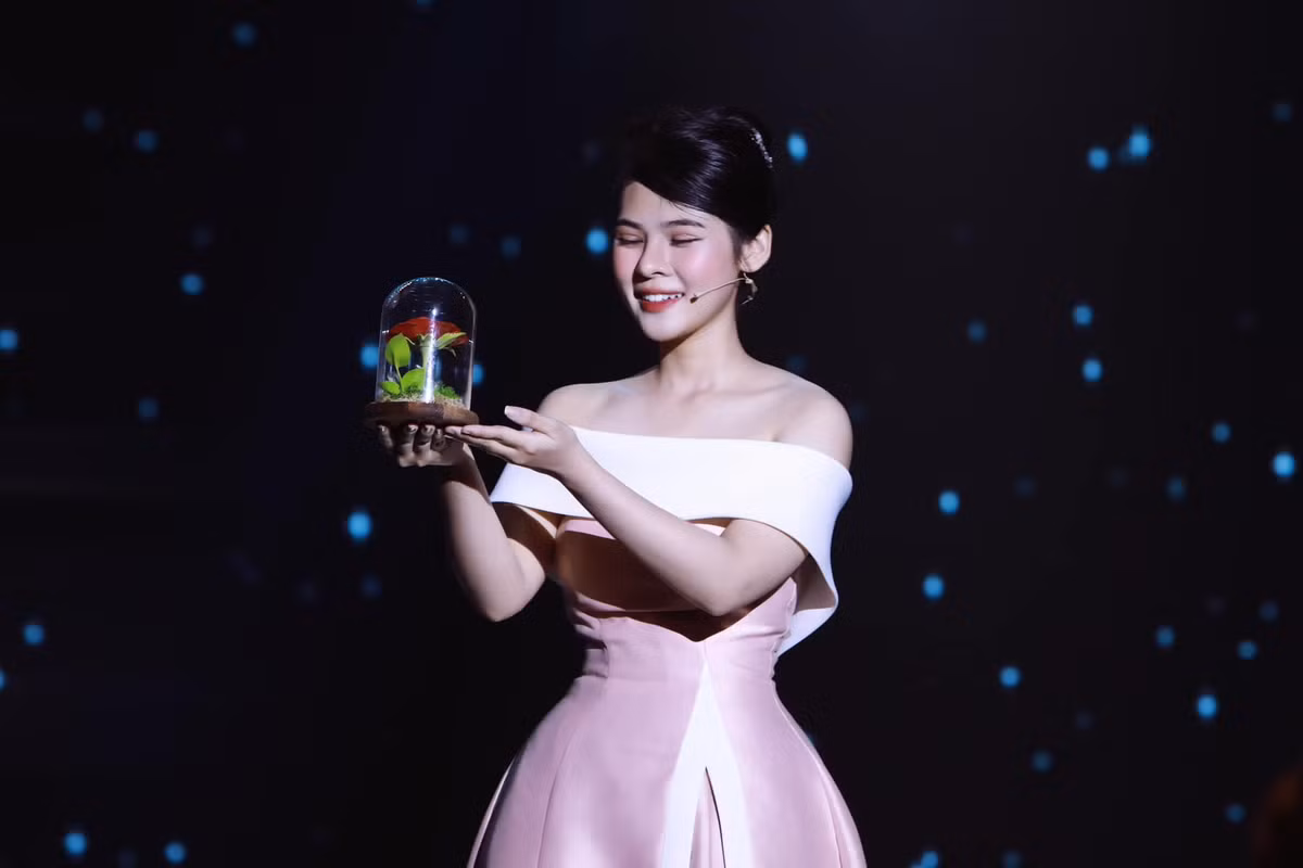 Trước khi trở thành MC game Liên Quân Mobile, Kim Ngân từng tham gia nhiều cuộc thi về tìm kiếm tài năng MC.