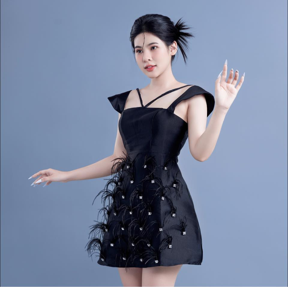 Việc nữ MC quay lại đã nhanh chóng trở thành đề tài được bàn luận sôi nổi trên các diễn đàn và mạng xã hội, cùng với đó là sự kỳ vọng về một mùa giải Liên Quân Mobile mới mẻ và hấp dẫn.