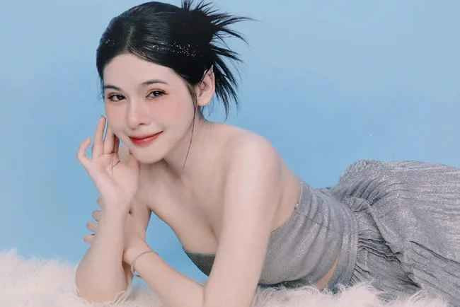 Từng bước quay lại mạng xã hội, chia sẻ cuộc sống ngày thường, nhận đi dẫn sự kiện, mới đây, Kim Ngân chính thức quay lại, xuất hiện trong một chương trình của Liên Quân Mobile.