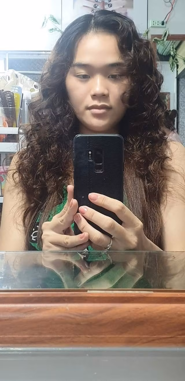 Hơn nữa, việc lựa chọn kiểu tóc xoăn màu hạt dẻ sẽ khiến Ngân Thảo đứng tuổi hơn thường ngày.