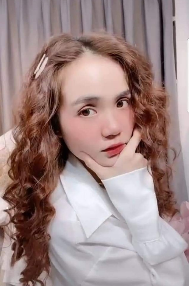 Bên dưới nhiều người cho rằng do Ngân Thảo để mặt mộc và chụp bằng camera thường nên nhan sắc không thể so sánh với Ngọc Trinh.