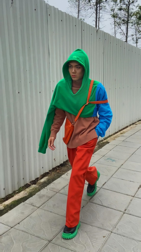 Thậm chí còn nói với mọi người cứ đi làm giống mình, không cần bằng đại học. Thế nhưng, ở thời điểm hiện tại, Phạm Thoại lại cho rằng đó là một quan điểm sai lầm.