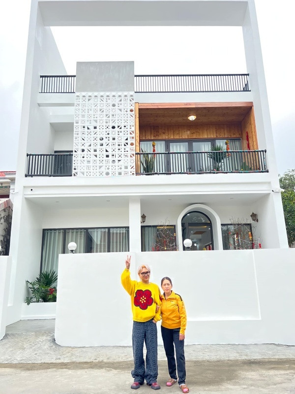 Phạm Thoại cũng chia sẻ, hồi đó tư duy thoải mái, cứ nghĩ kiếm được nhiều tiền như vậy thì cần gì phải học. Anh vẫn luôn tự hào mình không có bằng đại học vẫn có thể kiếm được hàng trăm triệu một tháng.