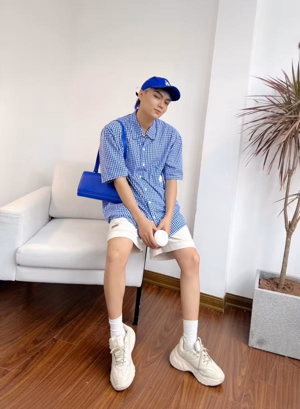 Mãi đến khi Phạm Thoại bắt đầu chuyển sang bán hàng trên mạng xã hội, anh "bỗng dưng" tạo nên sức hút bởi cách tư vấn quần áo cho khách "chẳng giống ai".