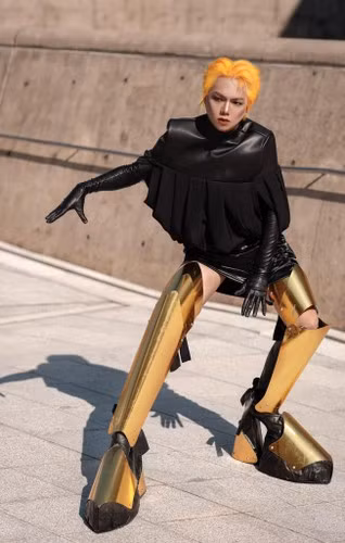 Dù nhiều lần khiến công chúng không mấy hài lòng nhưng Phạm Thoại cũng được nhiều người yêu mến bởi nghị lực vươn lên trong cuộc sống. Hoàn cảnh gia đình từ nhỏ rất khó khăn nên anh chàng đã phải lao động miệt mài suốt những năm qua.