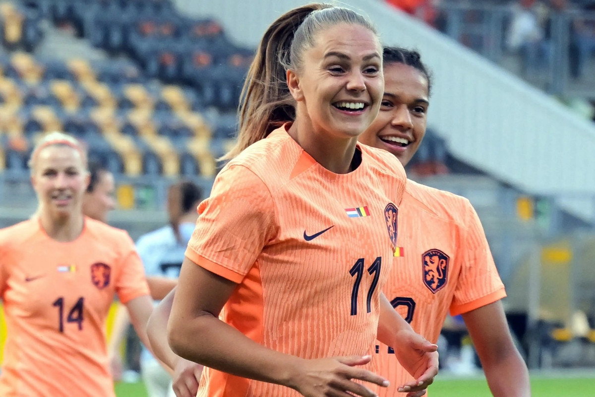 Áo đấu của đội tuyển Hà Lan vẫn là màu cam nhưng có phần nhạt hơn.