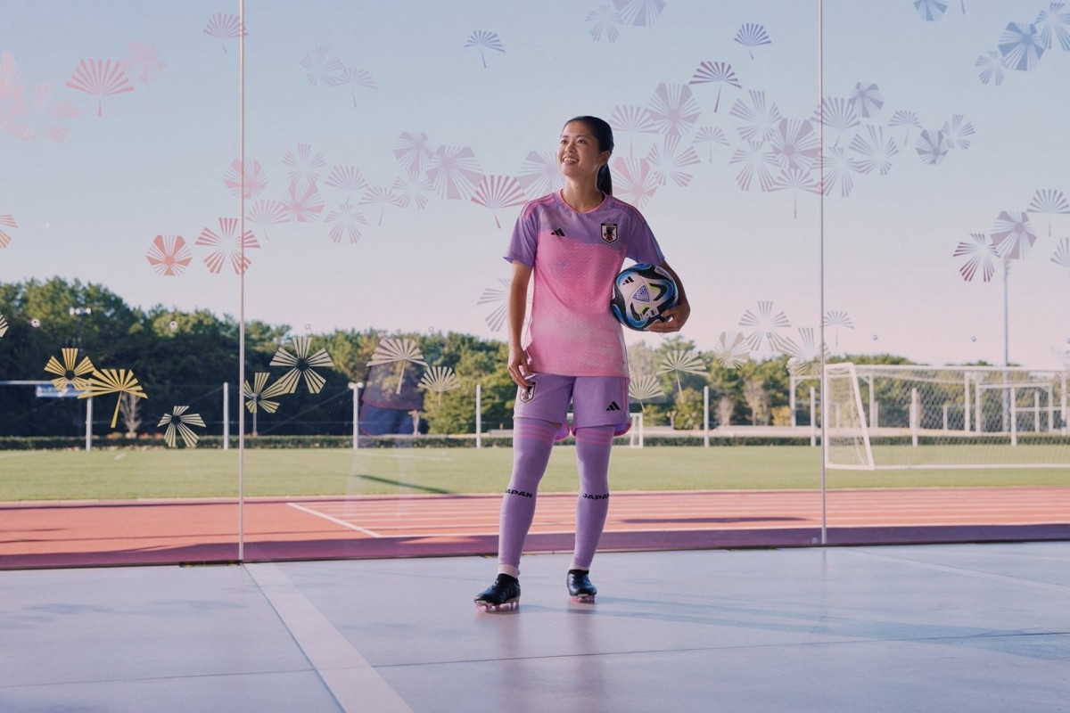 Áo đấu phụ của đội tuyển Nhật Bản được phối bởi 2 màu tím - hồng.