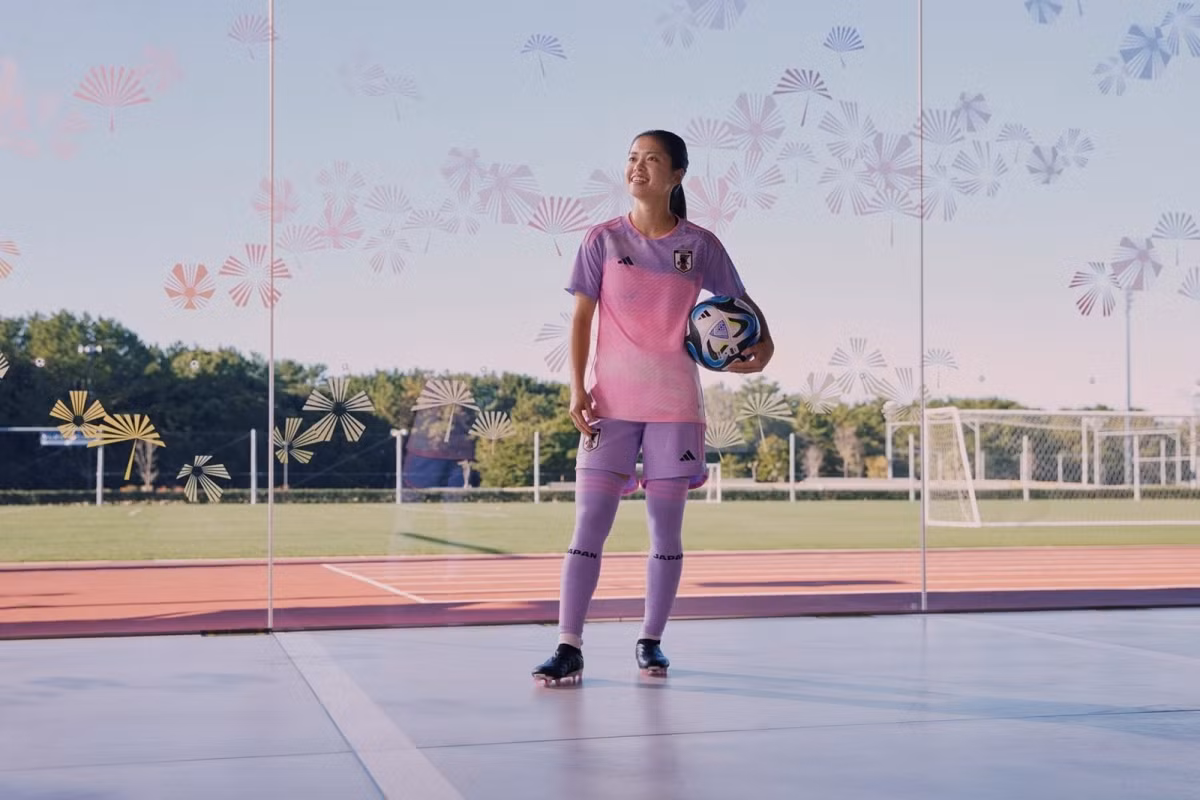 Áo đấu phụ của đội tuyển Nhật Bản được phối bởi 2 màu tím - hồng.