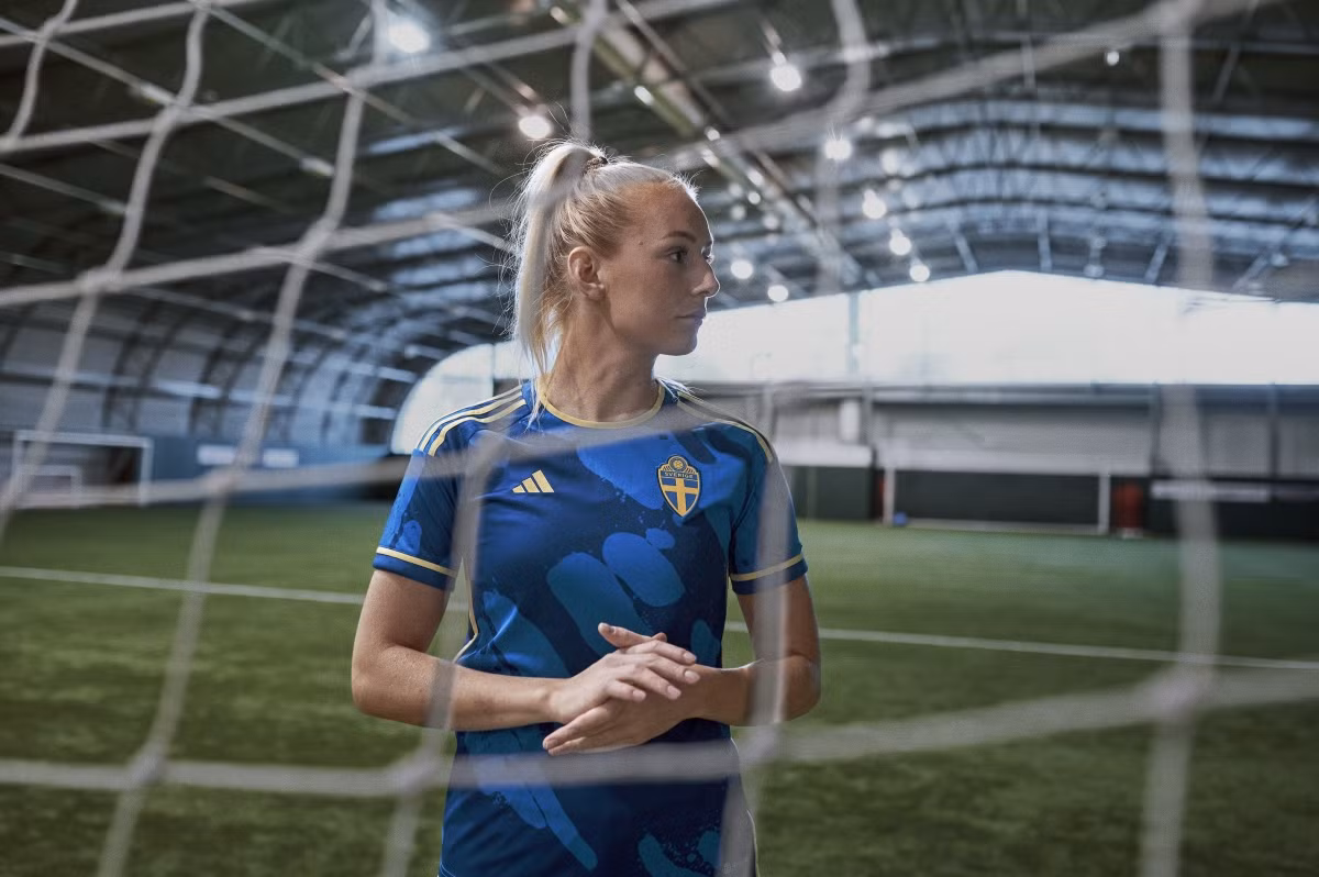 Áo đấu sân khách của đội tuyển Thụy Điển.