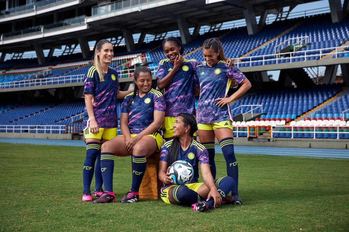 Áo đấu sân khách của đội tuyển nữ Colombia lấy ý tưởng từ dải ngân hà.