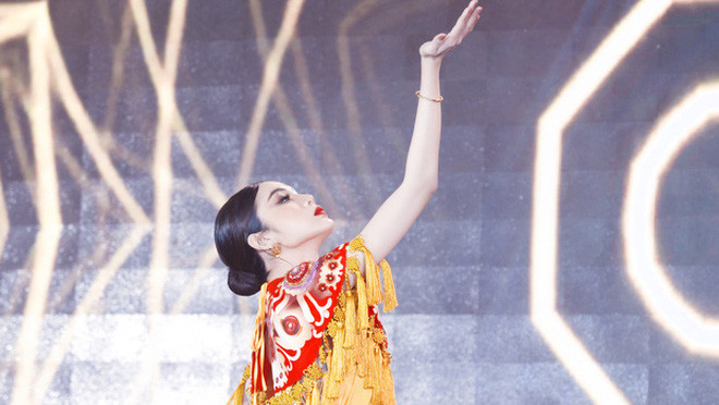 Lương Mỹ Kỳ trình diễn tiết mục múa bóng rỗi trong đêm bán kết. Tiết mục có độ khó cao, nhiều người cho rằng có thể đây là lý do cô bị thương ở chân.