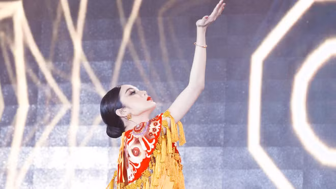 Lương Mỹ Kỳ trình diễn tiết mục múa bóng rỗi trong đêm bán kết. Tiết mục có độ khó cao, nhiều người cho rằng có thể đây là lý do cô bị thương ở chân.