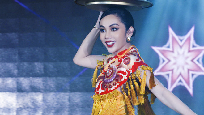 Để mang đến cho người xem những phần trình diễn hoàn hảo nhất, những sải bước đẹp nhất trên sân khấu chắc hẳn người đẹp Lương Mỹ Kỳ đã phải nỗ lực rất nhiều nên mới bị chấn thương ở chân nặng