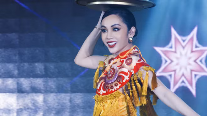 Để mang đến cho người xem những phần trình diễn hoàn hảo nhất, những sải bước đẹp nhất trên sân khấu chắc hẳn người đẹp Lương Mỹ Kỳ đã phải nỗ lực rất nhiều nên mới bị chấn thương ở chân nặng