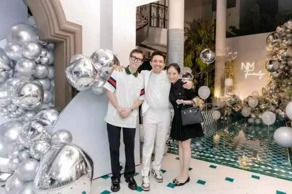 Tham dự bữa tiệc, gồm người thân Minh Nhựa như bố mẹ, các con riêng và các con chung với bà 2 Mina Phạm.