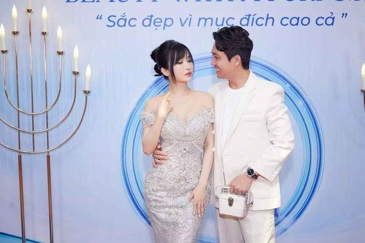 "Nhà tôi trước đây rất nghèo, lợp trên kênh Quận 6 mà sống, nhà hỏng thì rơi xuống nước. Cửa nhà tôi luôn có những lỗ hở, khi tôi nghe tiếng ba về, tôi sẽ chạy ra đó để nhìn". Minh Nhựa từng chia sẻ.