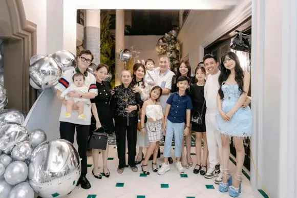 Mới đây trên trang cá nhân, vợ chồng Minh Nhựa đã đăng tải loạt ảnh mới. Không phải khoảnh khắc vi vu sống ảo khi du lịch, họ cùng nhau tổ chức tiệc sinh nhật.