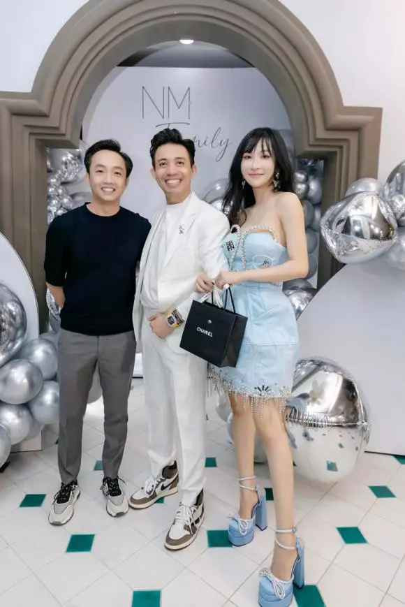 Vốn có mối quan hệ thân thiết nên Cường Đô La cũng có mặt. Họ đã cùng nhau chụp hình lưu niệm.