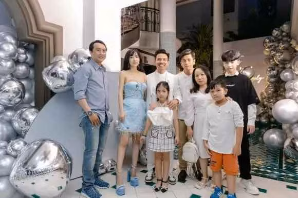 Toàn bộ không gian bữa tiệc được trang hoàng màu trắng làm chủ đạo. Xung quanh còn có rất nhiều bóng bay. Nhìn ảnh, ai cũng xuýt xoa đúng là tiệc nhà giàu có khác, nhìn sang chảnh quá đi thôi.