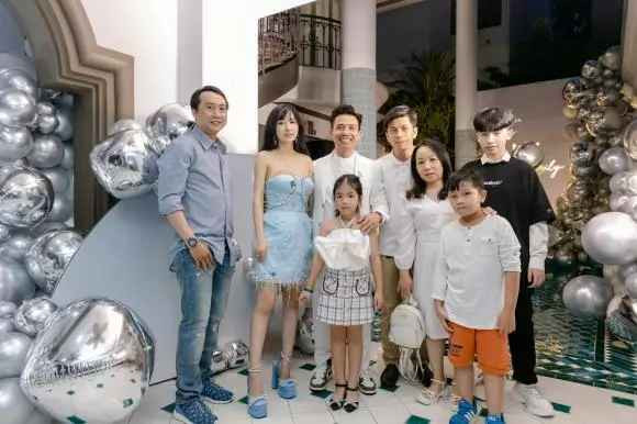 Toàn bộ không gian bữa tiệc được trang hoàng màu trắng làm chủ đạo. Xung quanh còn có rất nhiều bóng bay. Nhìn ảnh, ai cũng xuýt xoa đúng là tiệc nhà giàu có khác, nhìn sang chảnh quá đi thôi.