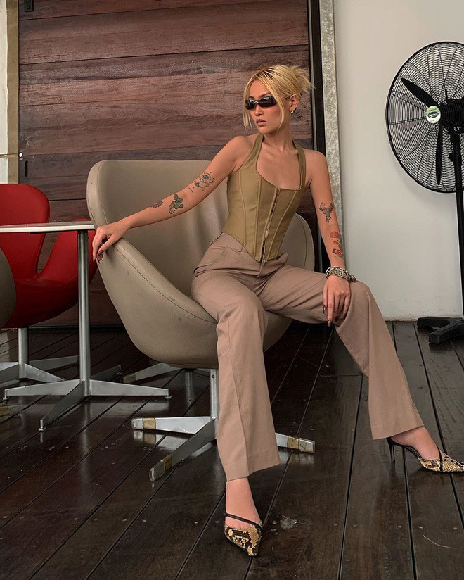 Trên tivi cool ngầu thế nào thì ngoài đời, Louis Hà cũng chất chơi thế đấy. Cô nàng khiến nhiều người phải thả tim mỏi tay với những bức ảnh ngút ngàn thần thái.