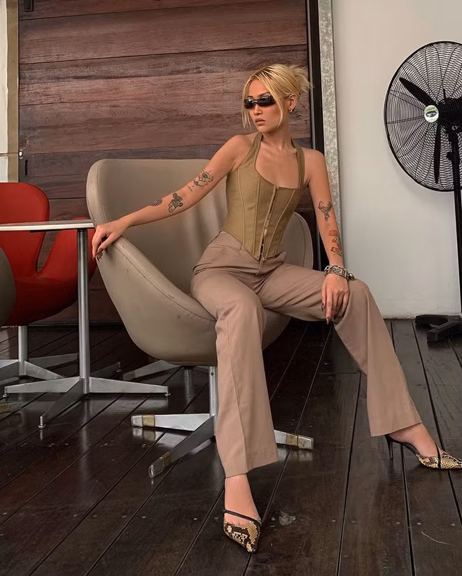 Trên tivi cool ngầu thế nào thì ngoài đời, Louis Hà cũng chất chơi thế đấy. Cô nàng khiến nhiều người phải thả tim mỏi tay với những bức ảnh ngút ngàn thần thái.