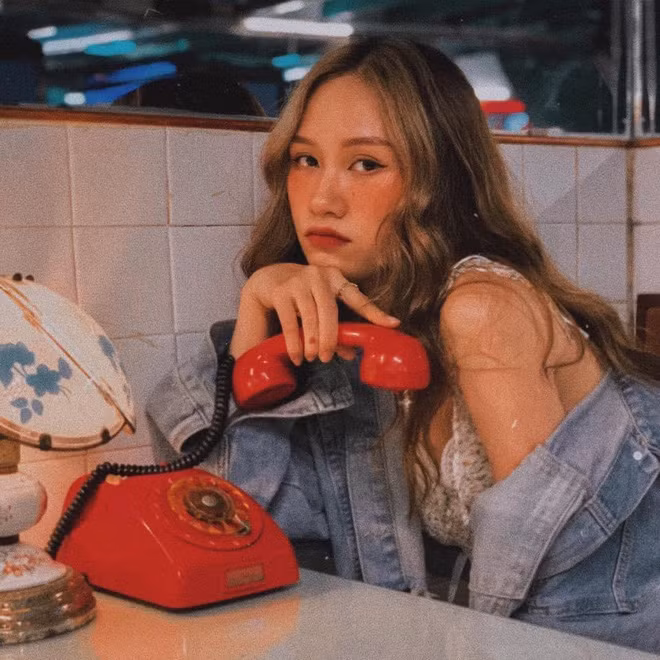 Vì bộ trang phục ôm sát cùng lối makeup đậm nên khi lên sóng, trông Kim Dung khá già dặn và có phần hơi dữ dằn. Ngoài đời khi trang điểm vừa phải, trông cô nàng rất thu hút với vẻ ngoài trẻ trung, cá tính nhưng không kém phần nữ tính.